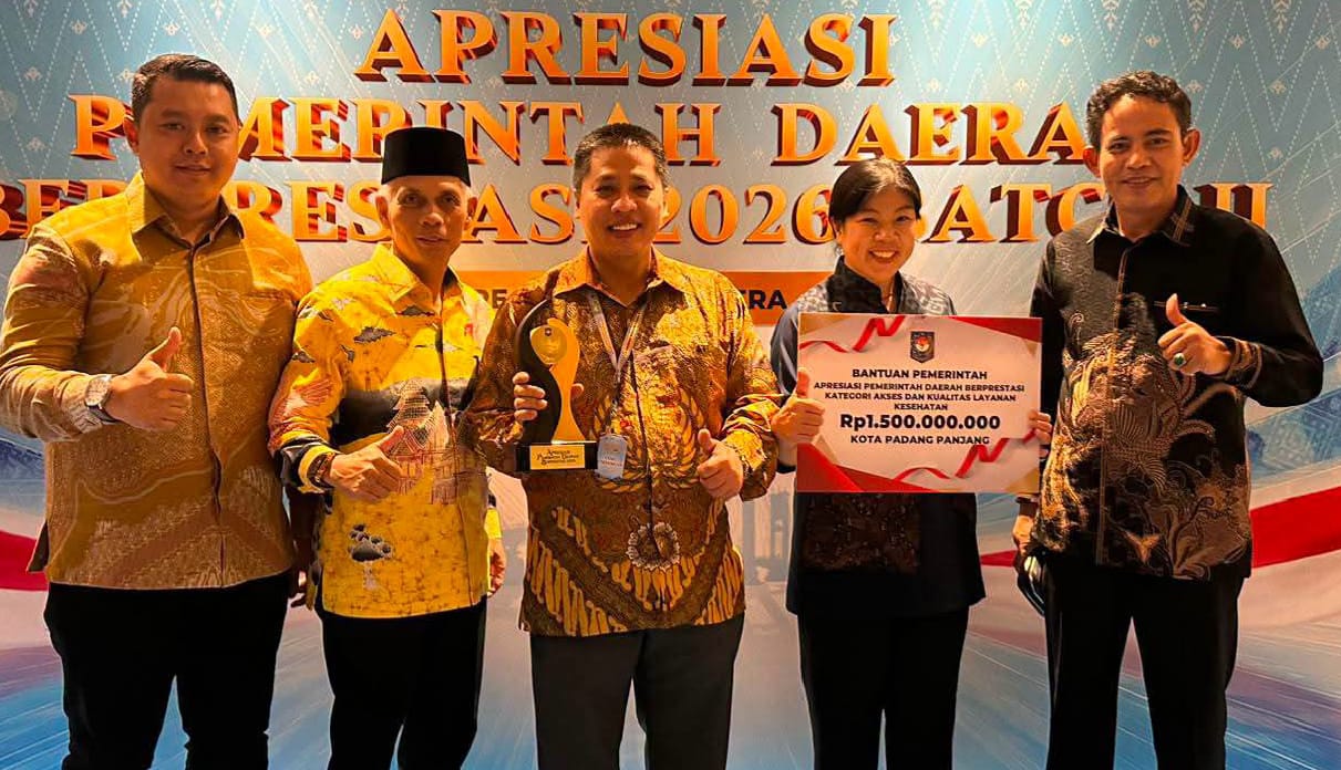 Wako Hendri Arnis saat terima penghargaan dari Mendagri
